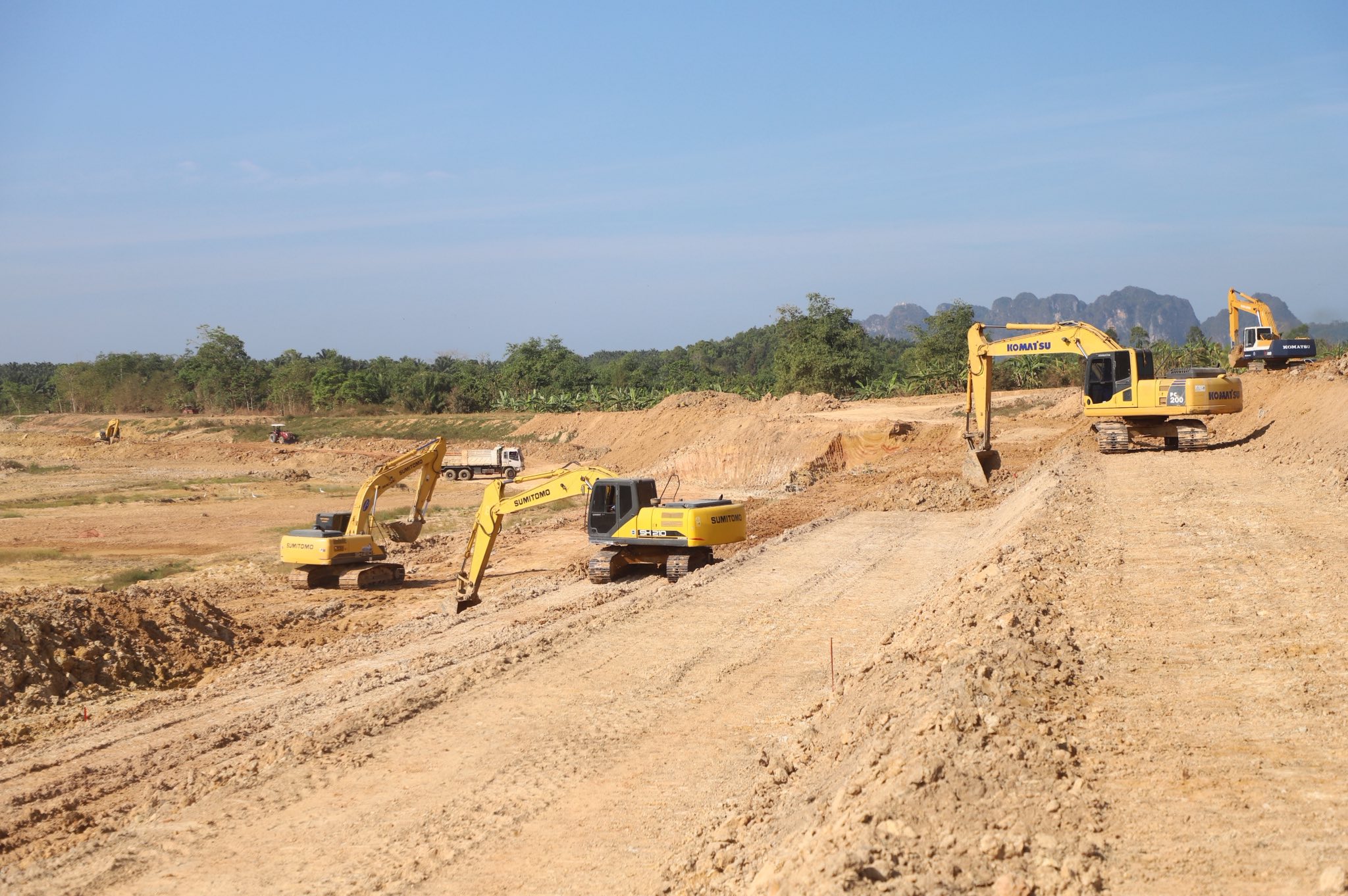 title - ข่าวดีชาวกระบี่ รมช.เกษตรฯ ลงพื้นที่ติดตามโปรเจกต์ยักษ์ ส.ป.ก. เร่งพัฒนาโครงสร้างพื้นฐานแปลงพื้นที่เป้าหมาย คทช. ในเขตปฏิรูปที่ดิน กว่า 4,300 ไร่ มุ่งสร้างอาชีพอย่างยั่งยืน